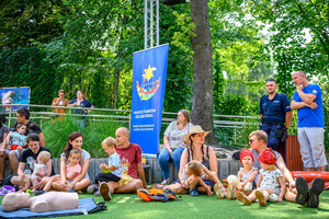 Piknik żeglarski - Dzieci biorą udział w animacjach podczas Pikniku żeglarskiego.