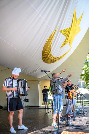 Piknik żeglarski - Zespół Klang na scenie Amfiteatru.