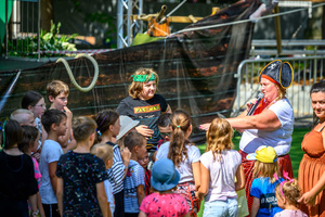 Piknik żeglarski - Dzieci biorą udział w animacjach podczas Pikniku żeglarskiego.