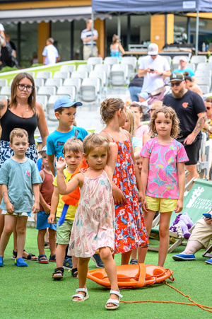Piknik żeglarski - Dzieci biorą udział w animacjach podczas Pikniku żeglarskiego.
