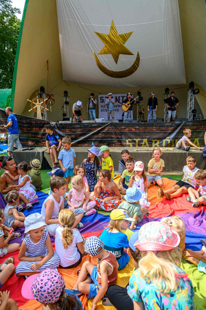 Piknik żeglarski - Zespół Klang na scenie Amfiteatru. Przed sceną bawią się dzieci.