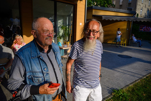 Szanty na Starówce - 25.08.2023 - Publiczność przed koncertem w Amfiteatrze letnim.