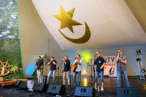 Szanty na Starówce - 25.08.2023 - Zespół Klang podczas koncertu na scenie tarnowskiego Amfiteatru.