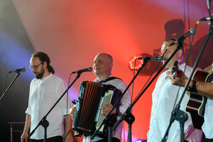 Szanty na Starówce - 25.08.2023 - Zespół Pioruners podczas koncertu na scenie tarnowskiego Amfiteatru z udziałem publiczności.