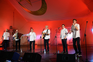 Szanty na Starówce - 25.08.2023 - Zespół Pioruners podczas koncertu na scenie tarnowskiego Amfiteatru z udziałem publiczności.