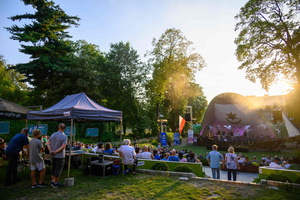 Szanty na Starówce - 25.08.2023 - Zespół Klang podczas koncertu na scenie tarnowskiego Amfiteatru z udziałem publiczności.