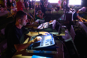 Szanty na Starówce - 25.08.2023 - Realizatorzy dźwięku i światła podczas koncertu.