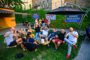 Szanty na Starówce - 25.08.2023 - Publiczność na widowni Amfiteatru letniego.