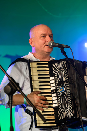 Szanty na Starówce - 25.08.2023 - Zespół Pioruners podczas koncertu na scenie tarnowskiego Amfiteatru z udziałem publiczności.