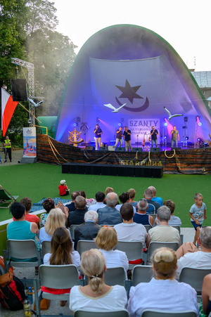 Szanty na Starówce - 25.08.2023 - Zespół Klang podczas koncertu na scenie tarnowskiego Amfiteatru z udziałem publiczności.