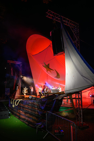 Szanty na Starówce - 25.08.2023 - Zespół Pioruners podczas koncertu na scenie tarnowskiego Amfiteatru z udziałem publiczności.