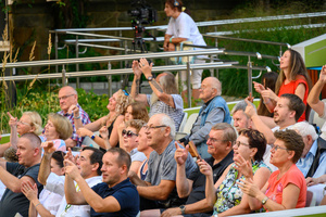 Szanty na Starówce - 25.08.2023 - Publiczność na widowni Amfiteatru letniego.