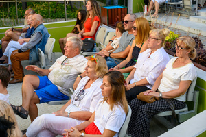 Szanty na Starówce - 25.08.2023 - Publiczność na widowni Amfiteatru letniego.