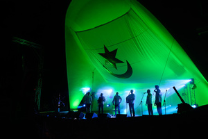 Szanty na Starówce - 25.08.2023 - Zespół Pioruners podczas koncertu na scenie tarnowskiego Amfiteatru z udziałem publiczności.