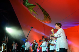 Szanty na Starówce - 25.08.2023 - Publiczność na widowni Amfiteatru letniego.