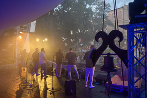 Szanty na Starówce - 25.08.2023 - Na scenie zespół Klang, w tle publiczność.