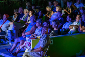 Szanty na Starówce - 25.08.2023 - Zespół Klang podczas koncertu na scenie tarnowskiego Amfiteatru z udziałem publiczności.