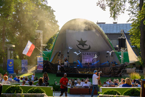 Szanty na Starówce - 25.08.2023 - Rozpoczęcie imprezy "Szanty na Starówce. Przy mikrofonie Ryszard Żądło wita publiczność.