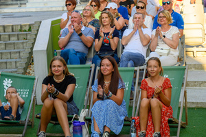 Szanty na Starówce - 25.08.2023 - Publiczność na widowni Amfiteatru letniego.
