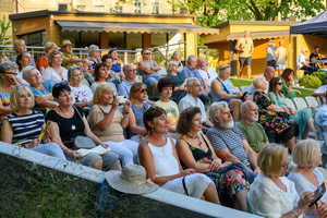 Szanty na Starówce - 25.08.2023 - Publiczność na widowni Amfiteatru letniego.