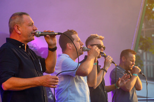 Szanty na Starówce - 25.08.2023 - Zespół Klang podczas koncertu na scenie tarnowskiego Amfiteatru z udziałem publiczności.