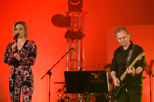 Koncert "Pawel Mazur - Przyjaciele i uczniowie" - Scena tarnowskiego Amfiteatru podczas koncertu.