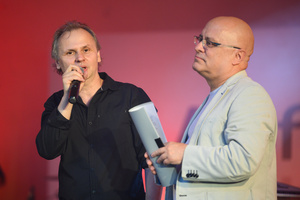 Koncert "Pawel Mazur - Przyjaciele i uczniowie" - Paweł Mazur oraz Krzysztof Borowiec na scenie rozmawiają.