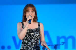 Koncert "Pawel Mazur - Przyjaciele i uczniowie" - Scena tarnowskiego Amfiteatru podczas koncertu. Na pierwszym planie Milena Łącka.