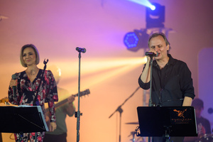 Koncert "Pawel Mazur - Przyjaciele i uczniowie" - Scena tarnowskiego Amfiteatru podczas koncertu. Na pierwszym planie Paweł Mazur.