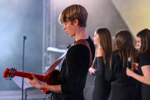 Koncert "Pawel Mazur - Przyjaciele i uczniowie" - Scena tarnowskiego Amfiteatru podczas koncertu.