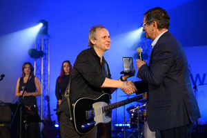 Koncert "Pawel Mazur - Przyjaciele i uczniowie" - Na scenie Prezydent Tarnowa Roman Ciepiela wręcza wyróżnienie Pawłowi Mazurowi.