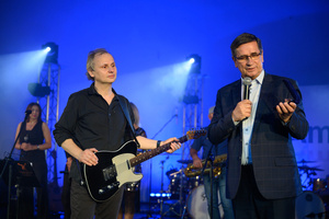 Koncert "Pawel Mazur - Przyjaciele i uczniowie" - Na scenie Prezydent Tarnowa Roman Ciepiela wręcza wyróżnienie Pawłowi Mazurowi.