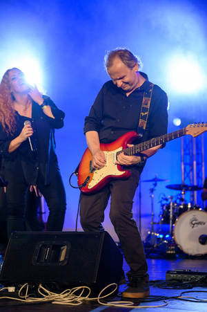 Koncert "Pawel Mazur - Przyjaciele i uczniowie" - Scena tarnowskiego Amfiteatru podczas koncertu. Na pierwszym planie Magdalena Stalmach, Paweł Mazur.