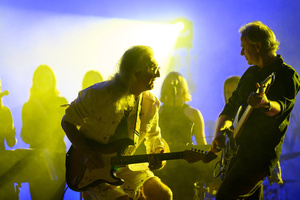 Koncert "Pawel Mazur - Przyjaciele i uczniowie" - Scena tarnowskiego Amfiteatru podczas koncertu. Na pierwszym planie Wojtek Klich i Paweł Mazur.