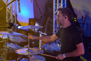 Koncert "Pawel Mazur - Przyjaciele i uczniowie" - Scena tarnowskiego Amfiteatru podczas koncertu. Na pierwszym planie Sebastian Mnich.