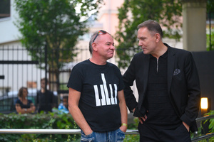Koncert "Pawel Mazur - Przyjaciele i uczniowie" - Mariusz Dziekan (artysta) oraz Tomasz Kapturkiewicz Dyrektor TCK podczas rozmowy.