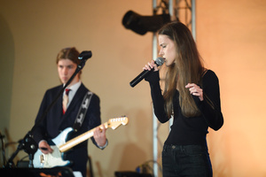 Koncert "Pawel Mazur - Przyjaciele i uczniowie" - Scena tarnowskiego Amfiteatru podczas koncertu Pawła Mazura i zaproszonych gości. Na pierwszym planie Milena Łącka.