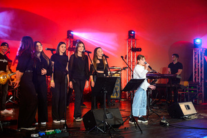 Koncert "Pawel Mazur - Przyjaciele i uczniowie" - Scena tarnowskiego Amfiteatru podczas koncertu Pawła Mazura i zaproszonych gości.