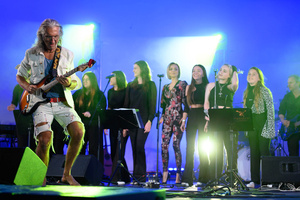 Koncert "Pawel Mazur - Przyjaciele i uczniowie" - Scena tarnowskiego Amfiteatru podczas koncertu. Na pierwszym planie Wojtek Klich.