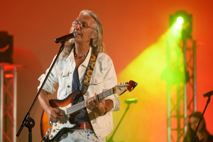 Koncert "Pawel Mazur - Przyjaciele i uczniowie" - Scena tarnowskiego Amfiteatru podczas koncertu. Na pierwszym planie Wojtek Klich.