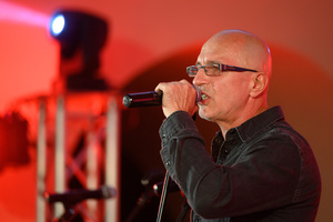 Koncert "Pawel Mazur - Przyjaciele i uczniowie" - Scena tarnowskiego Amfiteatru podczas koncertu. Na pierwszym planie Jerzy Durał, wokalista Ziyo,