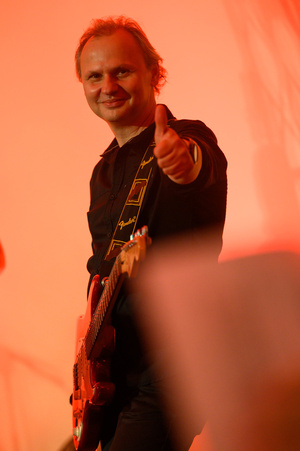 Koncert "Pawel Mazur - Przyjaciele i uczniowie" - Scena tarnowskiego Amfiteatru podczas koncertu. Na pierwszym planie Paweł Mazur.