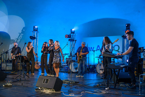 Koncert "Pawel Mazur - Przyjaciele i uczniowie" - Scena tarnowskiego Amfiteatru podczas koncertu Pawła Mazura i zaproszonych gości.