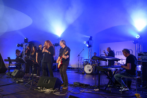 Koncert "Pawel Mazur - Przyjaciele i uczniowie" - Scena tarnowskiego Amfiteatru podczas koncertu. Na pierwszym planie Magdalena Stalmach, Paweł Mazur.