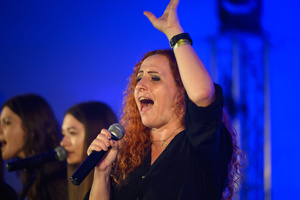 Koncert "Pawel Mazur - Przyjaciele i uczniowie" - Scena tarnowskiego Amfiteatru podczas koncertu. Na pierwszym planie Magdalena Stalmach.