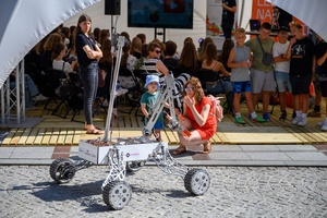 Festiwal Nauki i Techniki - Dzień I - prezentacja łazika marsjańskiego w Strefie Nauki i Techniki - Rynek