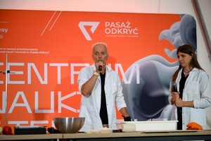 Festiwal Nauki i Techniki - Dzień I - pokazy naukowe z wykorzystaniem ciekłego azotu w Strefie Nauki i Techniki - Rynek