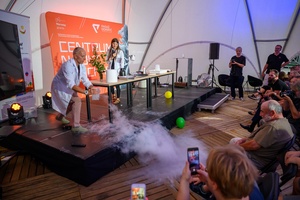 Festiwal Nauki i Techniki - Dzień I - pokazy naukowe z wykorzystaniem ciekłego azotu w Strefie Nauki i Techniki - Rynek