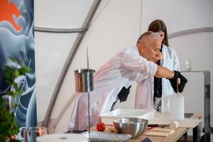 Festiwal Nauki i Techniki - Dzień I - pokazy naukowe z wykorzystaniem ciekłego azotu w Strefie Nauki i Techniki - Rynek