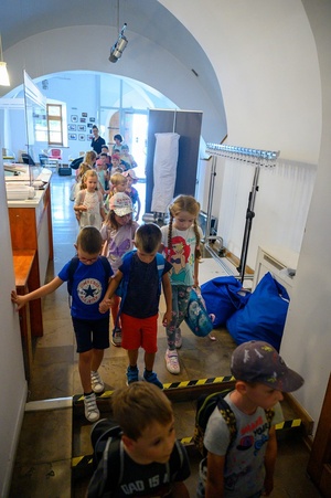Festiwal Nauki i Techniki - Dzień I - grupa dziecięca wchodząca na wykład do Piwnic TCK
